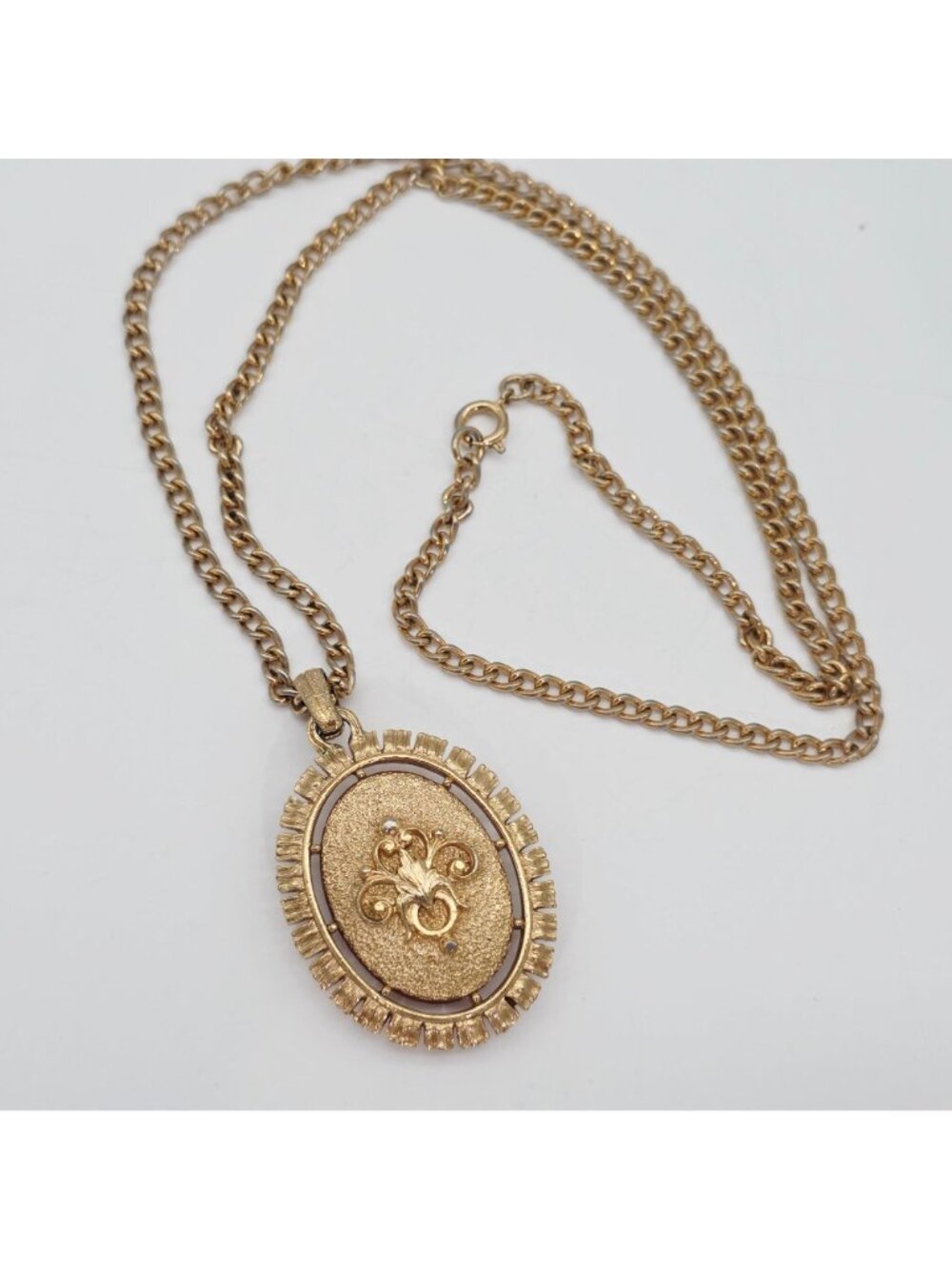 Gold-Tone Cameo Pendant Necklace Ornate Detailing & Long Chain Oval Reversible - Picture 4 of 9